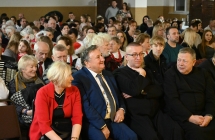 Publiczność koncertu obserwująca wydarzenia na scenie 
