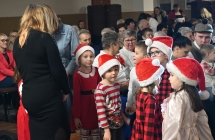 Dzieci w świątecznych strojach przygotowujące się na wejście na scenę 