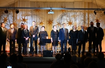 Grupa elegancko ubranych osób występujących na scenie 
