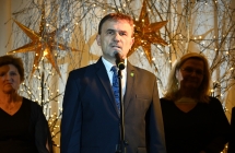 Mężczyzna mówiący do mikrofonu 