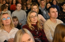 Licznie zebrana publiczność obserwująca koncert 