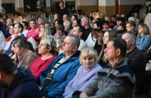 Publiczność zebrana na sali widowiskowej 