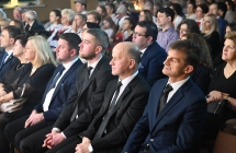 Kilkudziesięcioro gości zasiadających na widowni podczas koncertu 