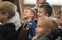Usmiechnięte dzieci podczas przedstawienia teatralnego