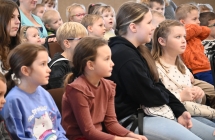 Dzieci podczas przedstawienia teatralnego 