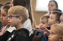 Chłopiec skupiony na teatrzyku