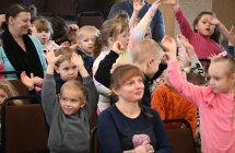 Uśmiechnięte dzieci podczas występu teatrzyku 