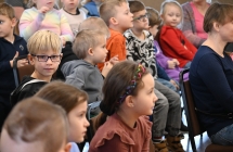 Uśmiechnięte dzieci podczas przedstawienia teatralnego 