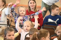 Dzieci i ich opiekunka podczas przedstawienia w Centrum Kultury 