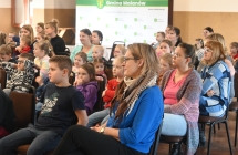 Widownia podczas przedstawienia teatralnego w Centrum Kultury i Bibliotece w Malanowie 