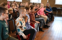 Kilkudziesięcioro dzieci podczas oglądania teatrzyku w CKiBP  w Malanowie 
