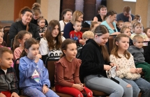 Dzieci i dorośli opiekunowie podczas przedstawienia