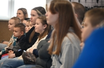 Dzieci oglądające przedstawienie 
