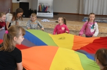 Dzieci bawiące się chustą 