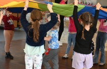Dzieci bawiące się chustą edukacyjną