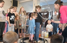 Dzieci i animatorka w trakcie zabawy gigantycznymi bańkami mydlanymi 