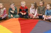 Dzieci bawiące się chustą edukacyjną 