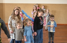 Dzieci bawiące się podczas zajęć z animatorkami 