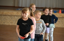 Kilka dziewczynek biorących udział w grach z animatorką 