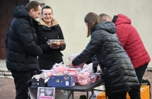 Mężczyzna i kobieta sprzedające ciasta 