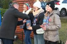 Mężczyzna wrzucający wolontariuszom pieniądze do puszki 