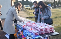 Dwie kobiety podczas sprzedawania ciast na kiermaszu 