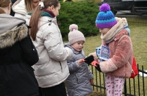Wolontariuszka zbierająca pieniądze do puszki WOŚP