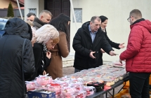 Mężczyzna sprzedający ciasta na kiermaszu wielkiej orkiestry świątecznej pomocy 