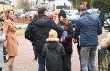 Mężczyzna wrzucający do puszki WOŚP