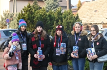 Pięć wolontariuszek z puszkami WOŚP 