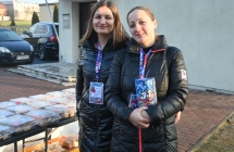 Dwie uśmiechnięte kobiety przy kiermaszu ciast 
