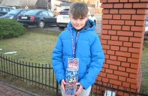 Chłopiec - wolontariusz zbierający pieniadze do puszki WOŚP 
