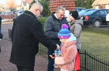 Mężczyzna wrzucający do puszki wolontariusza pieniądze 