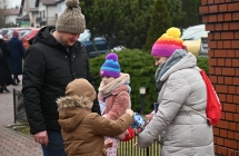 Mężczyzna i wolontariusze wośp