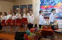 Dzieci w charakterystycznych strojach podczas występu na Finale Wośp w CKiBP w Malanowie 