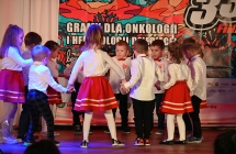 Dzieci w charakterystycznych ubiorach tańczące na scenie 