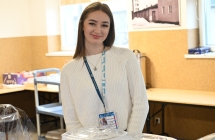 Uśmiechnięta dziewczyna z plakietką wolontariatu 