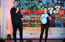 Mężczyzna i kobieta - prowadzący licytację 