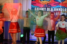 Układ taneczny z wykorzystaniem kolorowych chust wykonywany przez dzieci z przedszkola