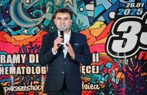 Mężczyzna mówiący do mikrofonu 