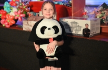 Dziewczynka trzymająca wylicytowany przedmiot - maskotka pluszowa panda 