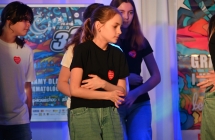 Uczennice podczas występu tanecznego podczas 33. Finału WOŚP