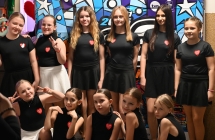 Grupa taneczna pozująca do zdjęcia 