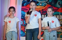 Trzy dziewczynki na scenie 