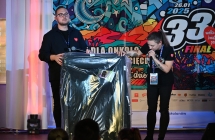Mężczyzna i kobieta - prowadzący licytację 