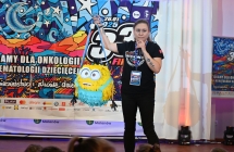 Kobieta trzymająca piniatę - minionka. Licytacja WOŚP 