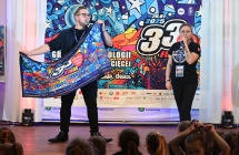 Mężczyzna i kobieta na scenie - licytacja WOŚP