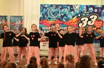 Grupa dzieci podczas pokazu tanecznego na scenie 