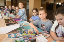 Uśmiechnięte dzieci podczas zajęć plastycznych w CKiBP w Malanowie 