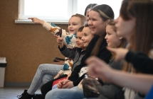 Uśmiechnięte dzieci w trakcie oglądania teatrzyku 